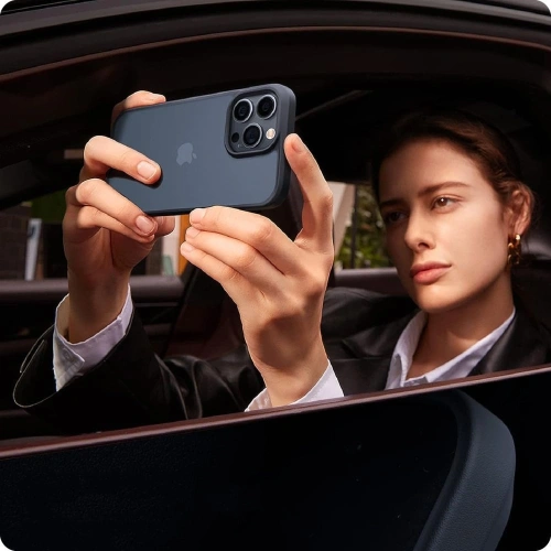 Stylowe etui Tech-Protect MagMat w ręce, podkreślające nowoczesny design Google Pixel 10 / 10 Pro.