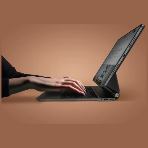 Widok etui UNIQ Venno Pro z klawiaturą, pokazujący wygodne rozmieszczenie klawiszy