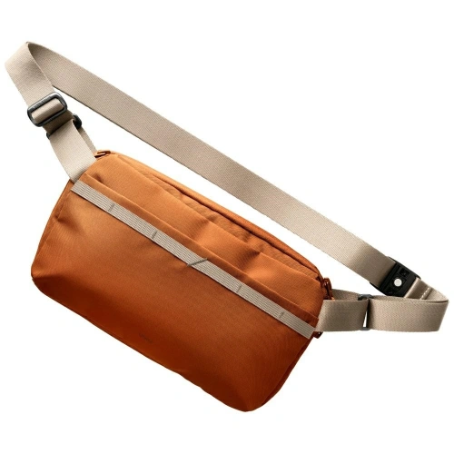 Torba Crossbody UNIQ Denver 5L w pomarańczowym kolorze, idealna na codzienne wyjścia.
