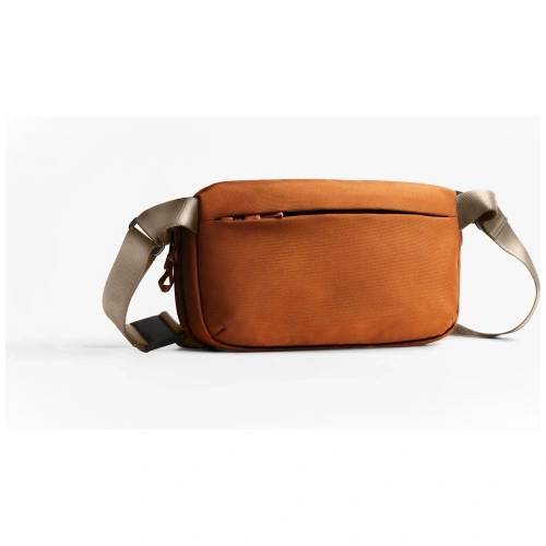 Stylowa torba Crossbody UNIQ Denver 5L w pomarańczowym, doskonała na zakupy i spacery.