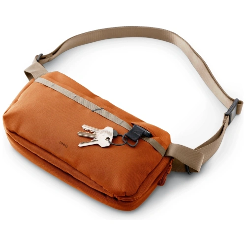Zbliżenie na torbę Crossbody UNIQ Denver 5L w intensywnym pomarańczowym kolorze.