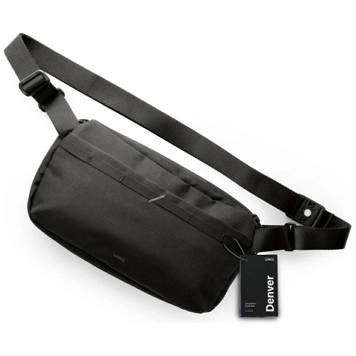 Zbliżenie na torbę crossbody UNIQ Denver 5L w kolorze czarnym, pokazujące jej funkcjonalność.