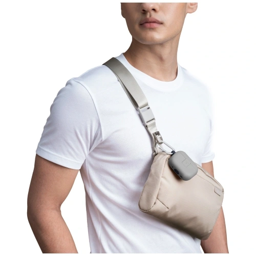 Torba UNIQ Arden Sling 2L w beżowym, z minimalistycznym designem.