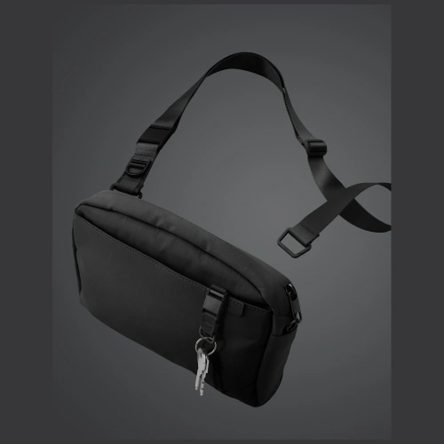 Detale torby UNIQ Arden Sling 2L w czerni, ukazujące minimalistyczny design.