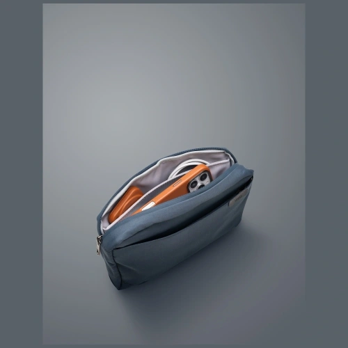 Widok torby UNIQ Arden Sling 2L z boku, pokazujący jej kompaktowy kształt.