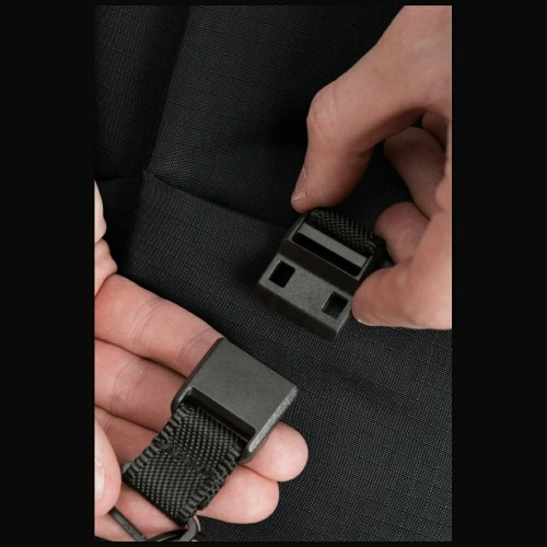 Torba UNIQ Arden Sling 2L w różowym kolorze, doskonała do przechowywania drobiazgów.