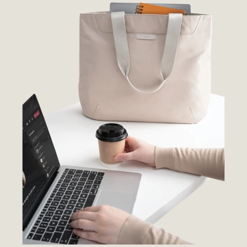 Torba UNIQ Arden Tote 16L, widok z boku, prezentująca minimalistyczny design.