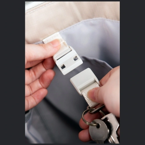 Beżowa torba UNIQ Arden Tote, wykonana z wysokiej jakości materiałów.