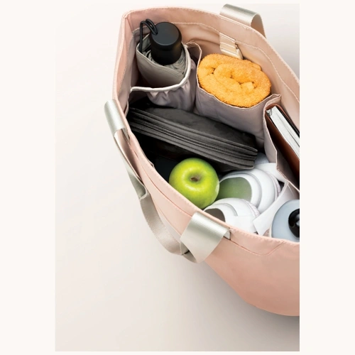 Torba UNIQ Arden Tote 16L w różowym kolorze, świetna do noszenia na ramieniu.