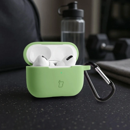 Etui Bizon Case w użyciu, trzymane w dłoni, z widocznymi słuchawkami AirPods Pro 2.