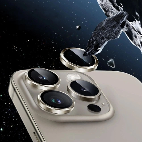 Zbliżenie na osłonę aparatu, pokazujące jej dopasowanie do iPhone 17.