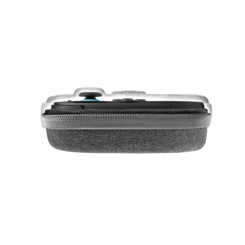 Etui Tech-Protect Slim Pouch w użyciu, trzymane w ręku