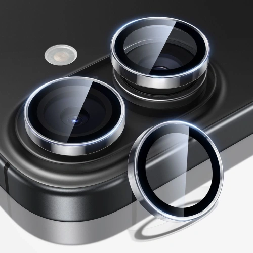 Osłona na aparat ESR Armorite zamontowana na iPhone 16, prezentująca przezroczystość.