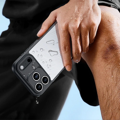 Etui Dux Ducis Aimo na stole, obok Apple iPhone 17 Pro Max.