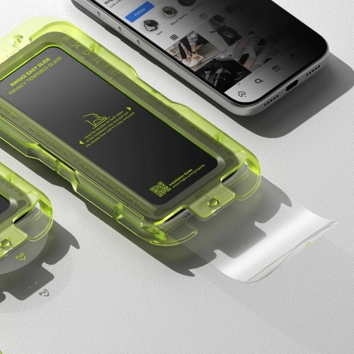 Szkło prywatyzujące Ringke Easy Slide zainstalowane na telefonie iPhone 17 Pro Max.