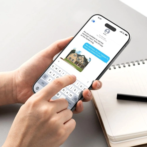 Szkło hartowane Ringke Easy Slide na tle nowoczesnego smartfona.