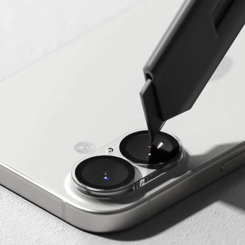 Zbliżenie na osłonę aparatu Ringke, ukazujące precyzyjne wycięcia