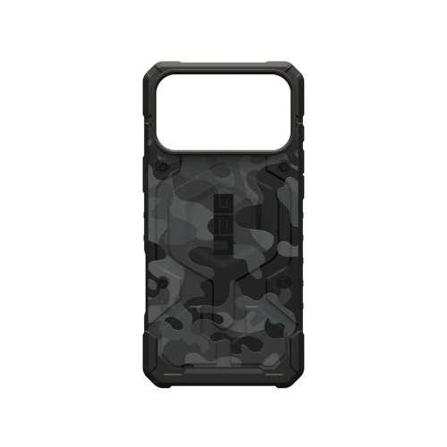 Etui UAG na tle miejskim, podkreślające jego stylowy design i funkcjonalność.