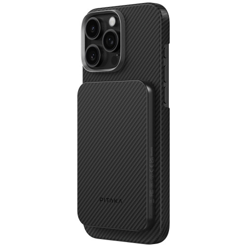 Baterie externă PITAKA Aramid Fiber 5000 mAh Qi2 prinsă de un iPhone