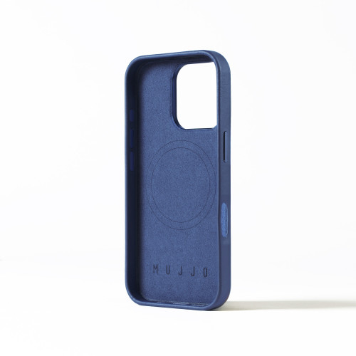 Etui Mujjo Leather Case w kolorze monaco blue, wykonane z naturalnej sk&oacute;ry, idealne dla Apple iPhone 16 Pro.